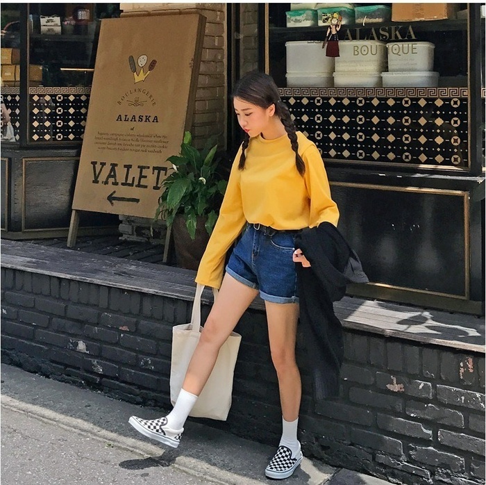 Nếu muốn có vẻ ngoài khỏe khoắn và trẻ trung bạn hãy phối áo thun dài tay cùng quần short năng động. Thêm đôi tất cao cổ và giày slip on tạo điểm nhấn cho cả set đồ.     