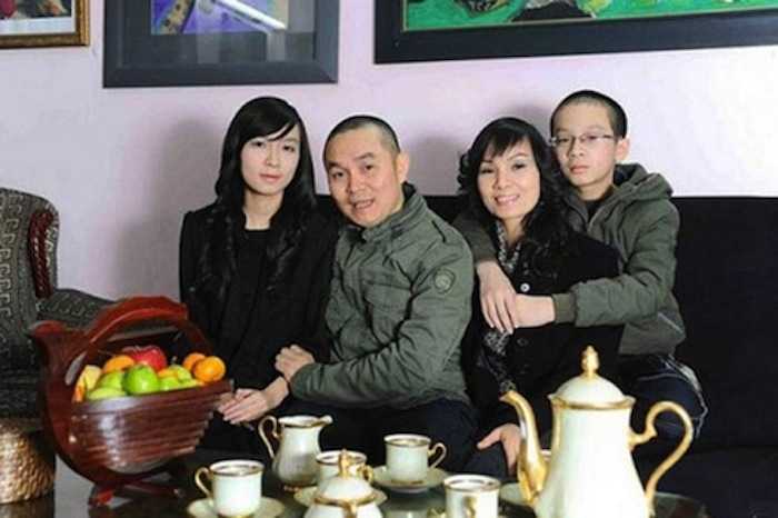Xuân Hinh là một danh hài được nhiều người mến mộ. Thậm chí người ta còn tặng Xuân Hinh danh hiệu 'vua hài đất Bắc'. Được khán giả yêu thích và quan tâm nhưng Xuân Hinh rất kín tiếng về Shbet16 chơi game trực tuyến riêng của mình.  Anh hiếm khi chia sẻ về Shbet111 slot, casino, thể thao, xổ số riêng.  