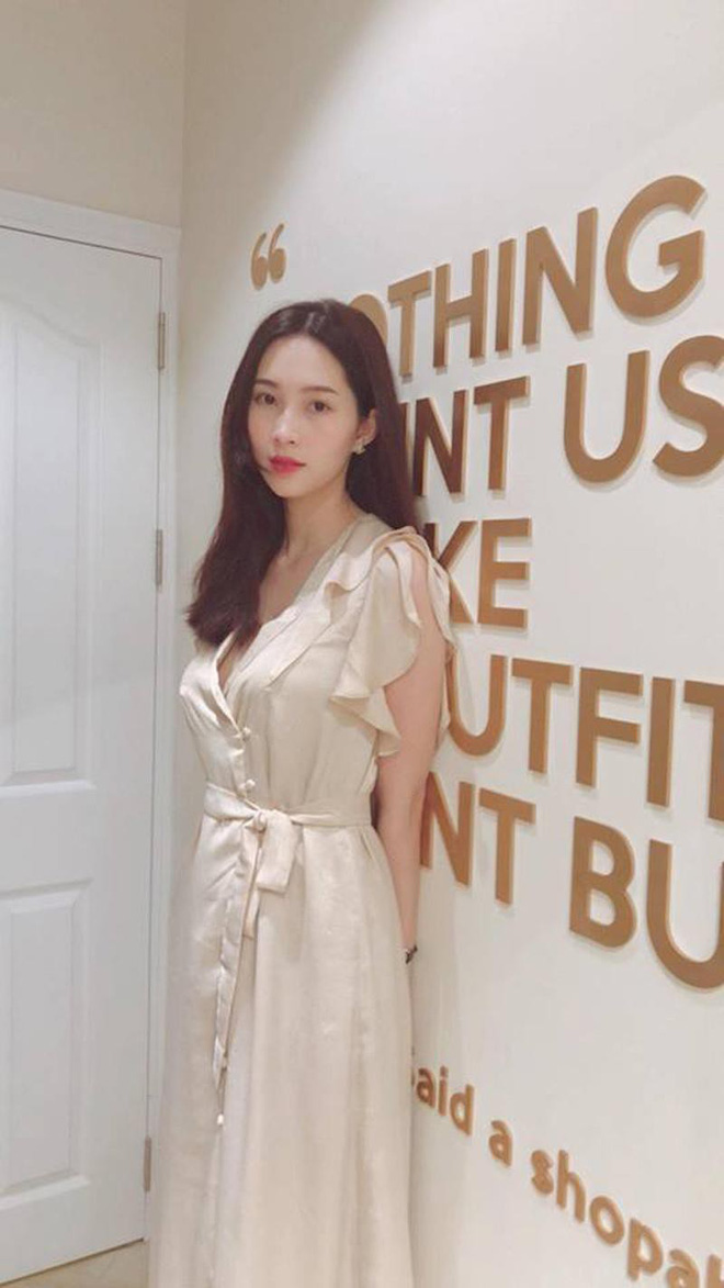 Những thiết kế váy áo đơn giản thêm chi tiết xếp bèo điệu đà, Thu Thảo dù đã là mẹ 1 con vẫn xinh đẹp, duyên dáng hệt như thời con gái vậy.    
