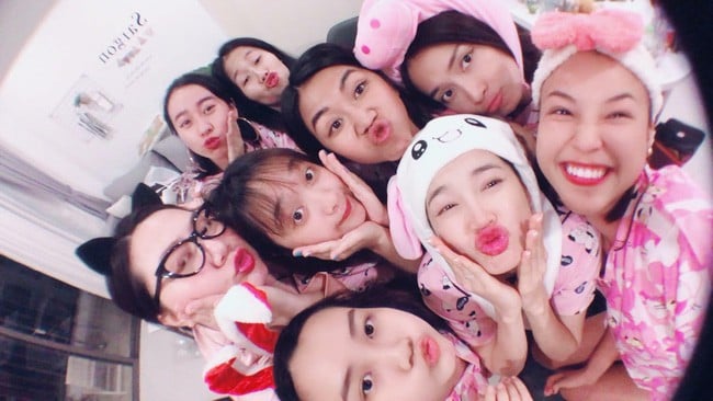Không xa hoa, cầu kỳ, đồ ngủ chính là dresscode tạo nên sự ấm cúng cho bữa tiệc.     