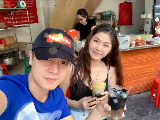 Đăng Khôi và Thủy Anh đăng ảnh ăn hết cả Hà Nội    
