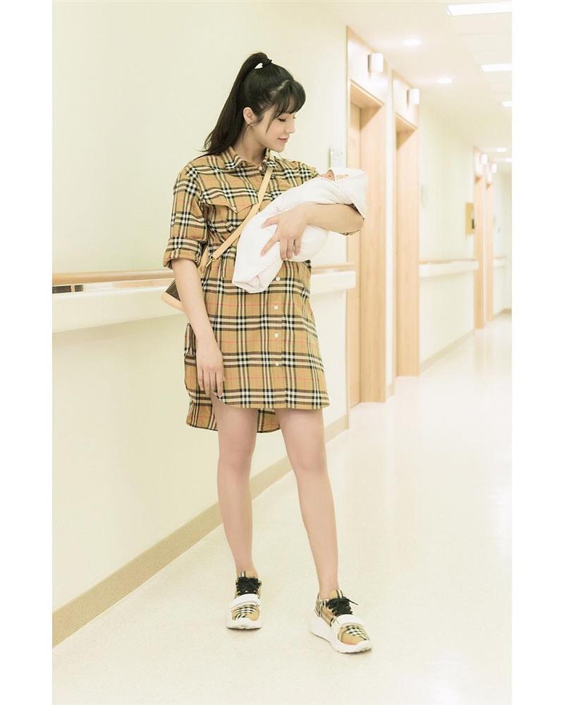 Có bà mẹ bỉm sữa nào sành điệu như Diệp Lâm Anh không? Vừa mới sinh con được vài ngày, bỏ lớp áo bệnh viện ra là hot mom khoác lên người nguyên set Burberry rồi.    