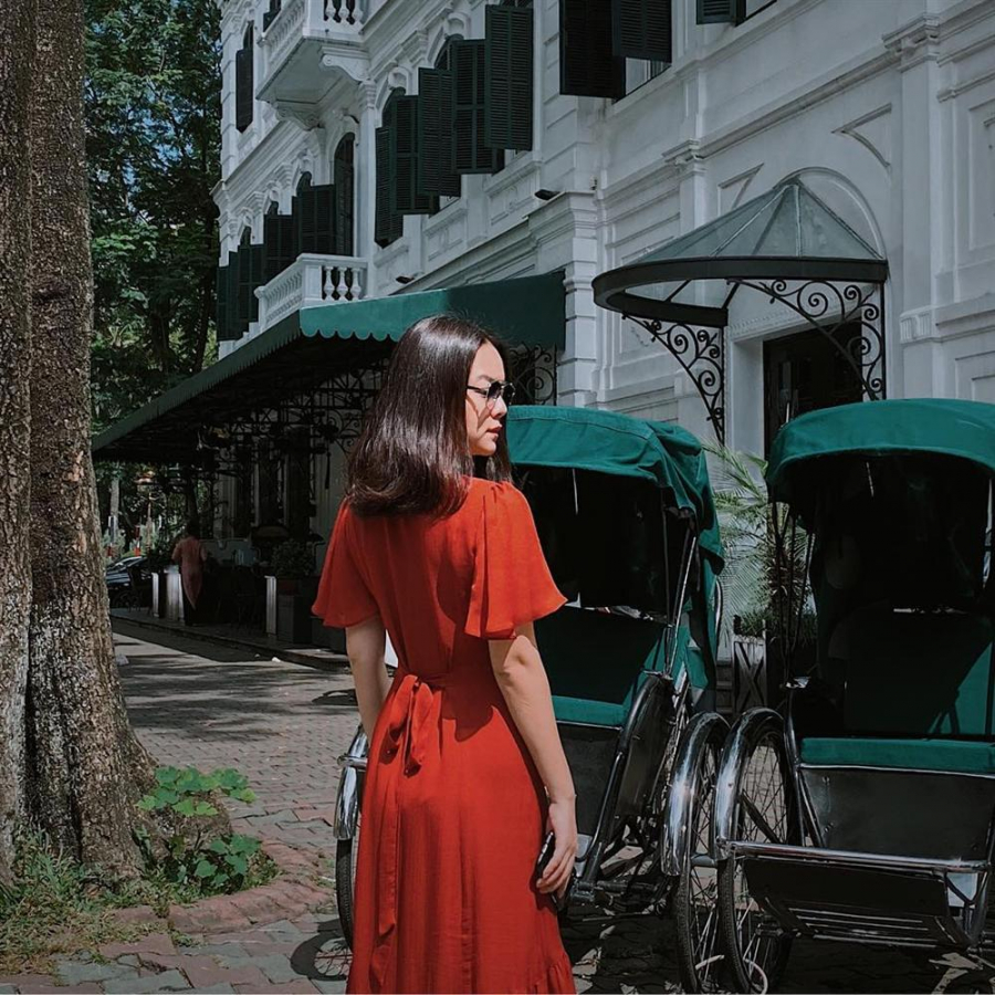Tuần qua, Phạm Quỳnh Anh đã vô đằm thắm trong mẫu dầm dài màu đỏ cam thắt eo ra phố khiến người đối diện không thể ngó lơ.