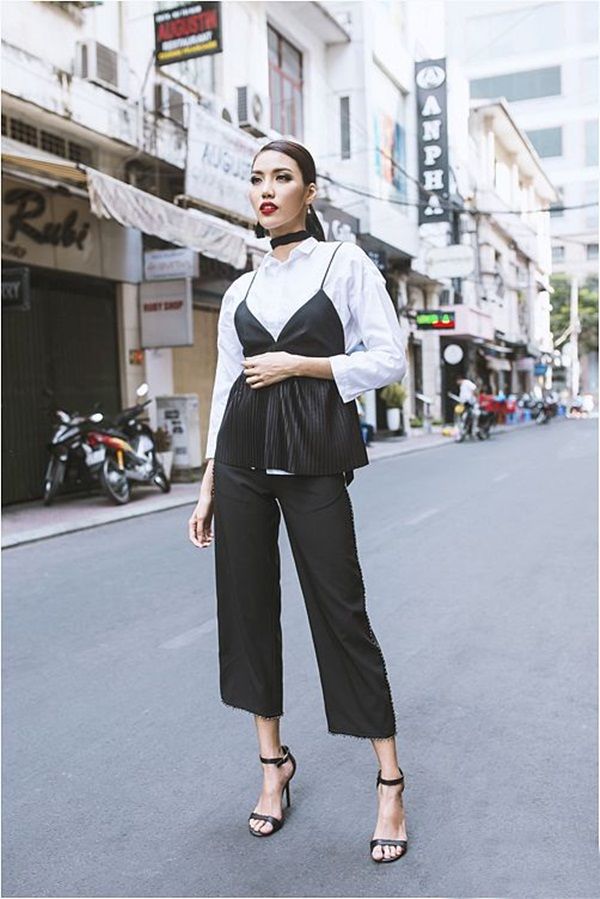 Lan Khuê không chỉ ngày càng đẹp mà phong cách ăn diện lại rất thời thượng, cô nàng đón đầu xu hướng với kiểu phối tanktop lồng áo sơ mi bên trong phối cùng quần âu phá cách.    
