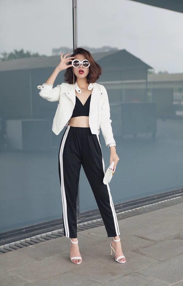 Chưa bao giờ bỏ qua bất kỳ xu hướng thời trang nào, Hoàng Thuỳ Linh cũng diện hẳn một set đồ cá tính theo phong cách sporty gam màu cơ bản, với tanktop phối cùng quần hoạ tiết thể thao và áo khoác biker mạnh mẽ.    