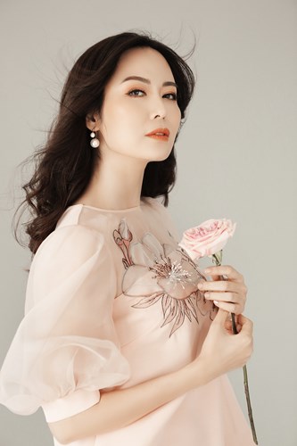 Người đẹp thổ lộ rằng, mỗi ngày chị đều cảm thấy vui và hứng khởi. Chị không thích so sánh mình với ai, cũng không sống bằng những khuôn mẫu hay quy ước mà xã hội vẫn mặc định về người phụ nữ.   