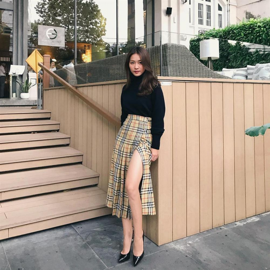 Chỉ cần một chiếc chân váy Burberry xẻ là Khả Ngân đã có điểm nhấn đắt giá và hoàn thiện street style của mình     