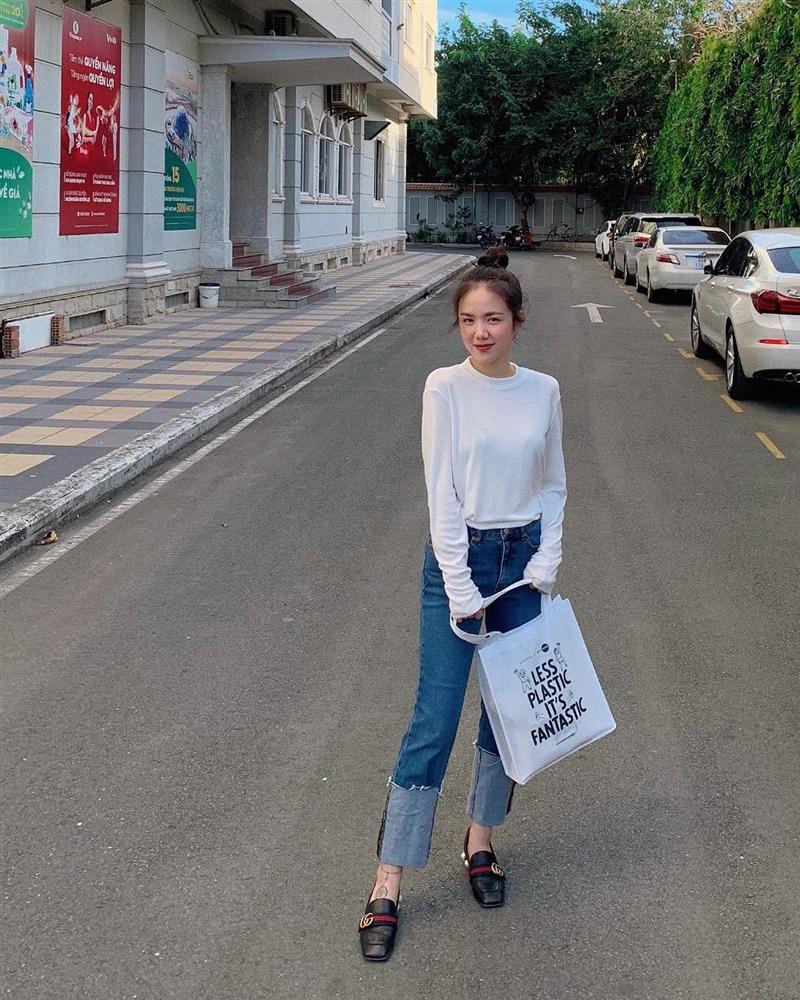 Phương Ly chỉ diện áo trắng, quần jeans lật gấu và loaffer Gucci nhưng điểm nhấn của set đồ này lại là chiếc túi với slogan: 
