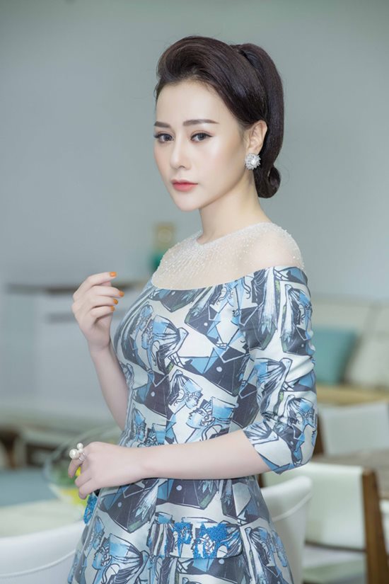 Không phủ nhận Phương Oanh mặc đẹp nhưng điều khiến người hâm mộ quan tâm chính là diện mạo của cô sau Shbet888 tiền thưởng cực khủng được ví giống người mẫu/diễn viên Linh Chi. Hơn nữa, biểu cảm của cô còn có chút gượng gạo, đơ cứng như tượng sáp.    