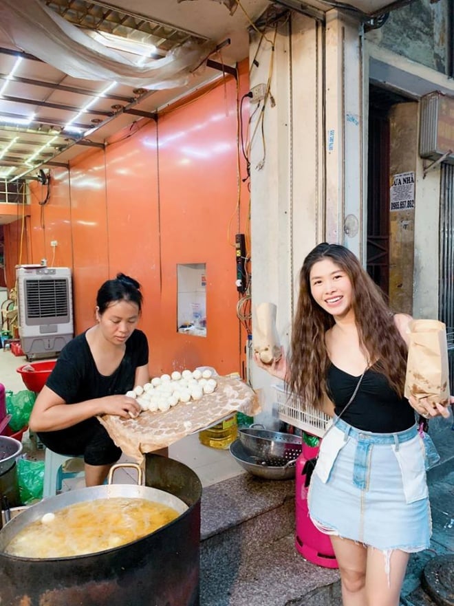 Áo 2 dây trễ khoe vòng 1 căng đầy còn váy thì... ơ kìa, Thủy Anh mặc váy trái à?    