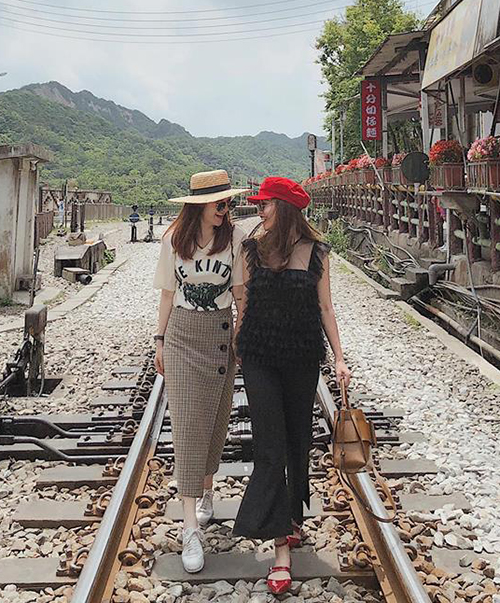 Yến Trang - Yến Nhi chưa bao giờ sụt giảm phong độ khi ra phố. Những set đồ của hai cô nàng luôn có mức giá bình dân nhưng kết hợp rất tinh tế giữa Shbet999 com đăng nhập và phụ kiện.    