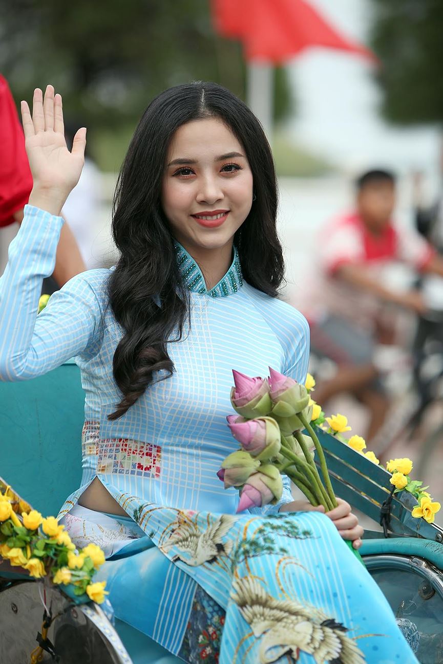 Diện chiếc áo dài xanh duyên dáng, cô gái nhỏ ngày nào của quê hương nay đã thêm mặn mà, trưởng thành trong vòng tay yêu thương của người dân nơi đây.  
