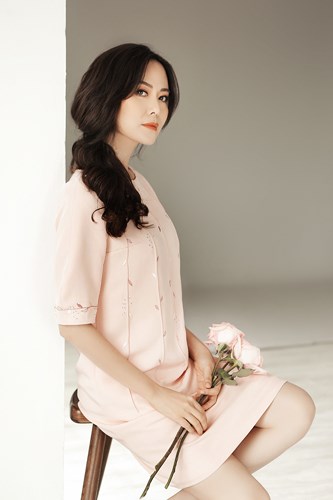 Bộ sưu tập của NTK Xuân Lê có chất liệu từ lụa tơ tằm, organza cao cấp và đa dạng về màu sắc từ tím, hồng nhạt, xanh bạc hà, đỏ.  