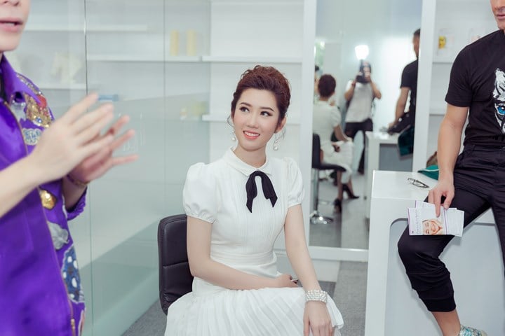Cô nàng luôn giữ được sự tươi trẻ dù thường xuyên phải đi quay mệt nhọc.