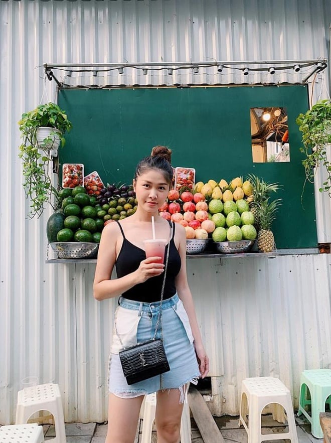 Nhìn váy Thủy Anh mặc ai cũng tưởng cô mặc váy trái.    