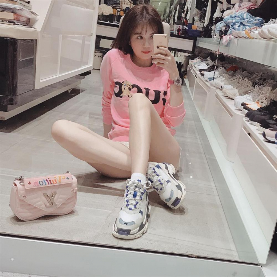 Set đồ ra phố của nữ hoàng nội y Ngọc Trinh hồng nhẹ nhàng nhưng giá thì phũ phàng luôn: đồng hồ Hublot tiền tỉ, túi Louis Vuitton, áo sweatshirt Gucci phối với sneaker toàn tiền triệu cả.    