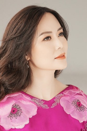  Các mẫu đầm với phom dáng cơ bản nhưng lại vô cùng tinh tế nhờ chi tiết thêu họa tiết hoa mẫu đơn bằng organza đắp nổi trên nền vải lụa.  
