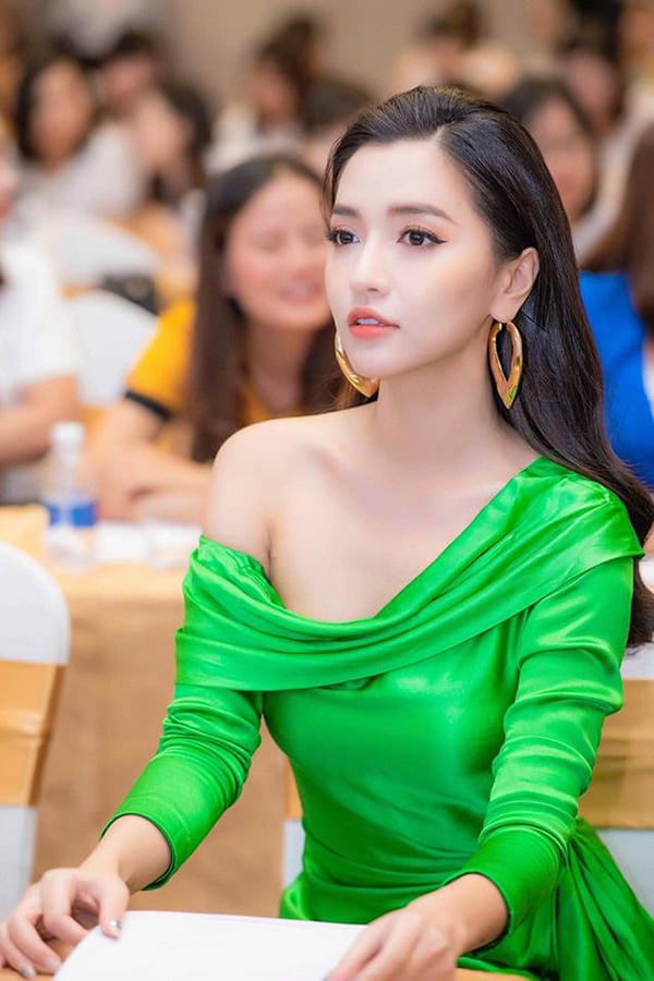 Ca sĩ Bích Phương tôn Mừng SHBET phiên bản mới 2025 trắng ngần với thiết kế váy lệch vai hợp mùa.    
