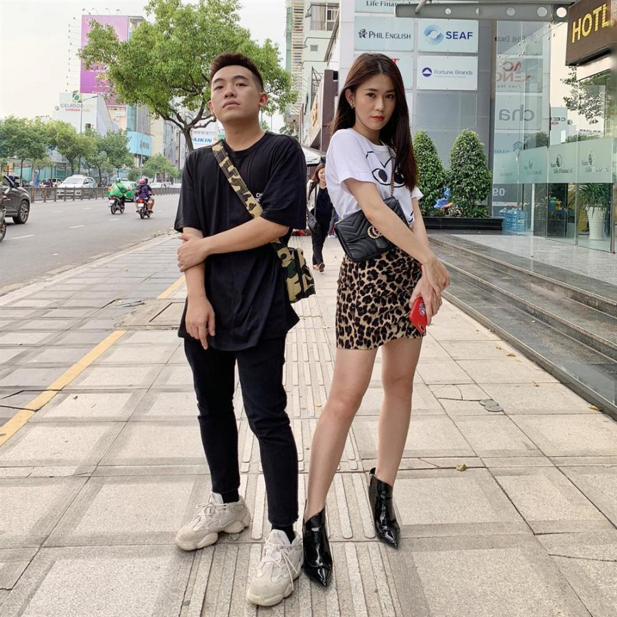 Đôi bạn thân Phở Đặc Biệt và Ngọc Thảo lâu lắm rồi mới chụp ảnh chung. Phở chỉ cần thay sneaker đen là all black còn Ngọc Thảo thì năng động với áo phông, chân váy da báo, ankle boots mũi nhọn.    