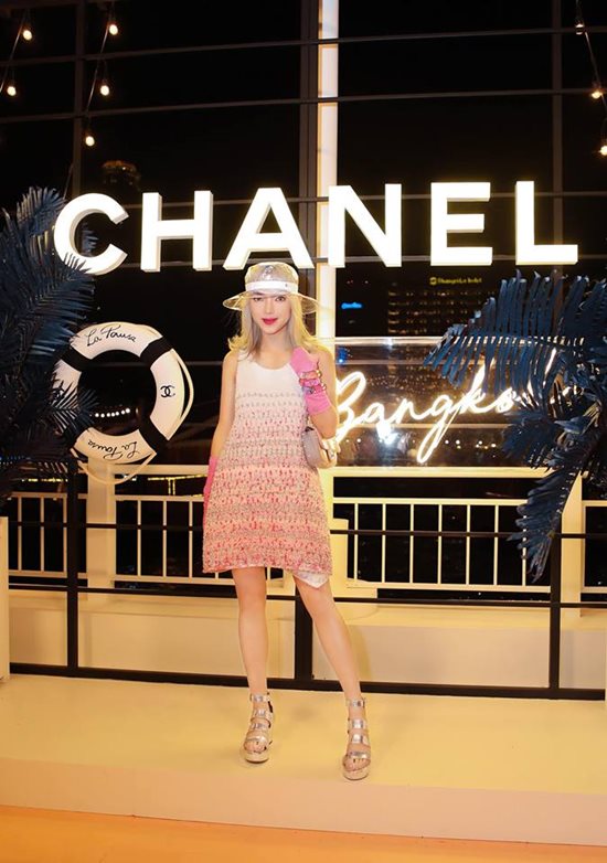 Trong sự kiện của thương hiệu Chanel, Châu Bùi tạo ấn tượng bởi biến hóa lại Shbet999 com đăng nhập từng được siêu sao châu Á diện trước đó. Cách mix của cô trẻ trung và hiện đại hơn. Bên cạnh đó, khi đưa chiếc mũ nhựa hot trend mùa mốt năm nay tưởng chừng chỉ đi chơi nhưng khi đi tiệc lại cá tính đến lạ. Đôi sandals ánh kim tôn lên chiều cao có phần hạn chế của Châu Bùi.    