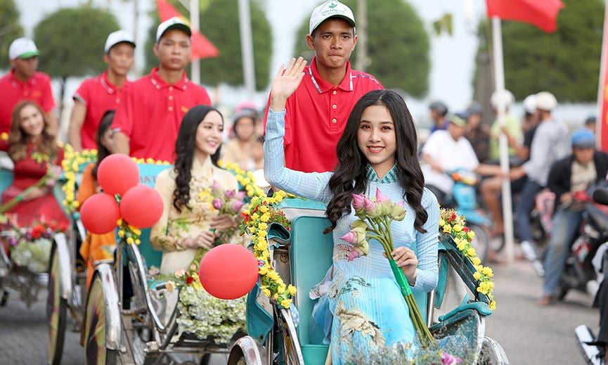 Như một lời tri ân quê hương của mình, Thuý An tham gia tất cả các hoạt động của lễ kỷ niệm.  