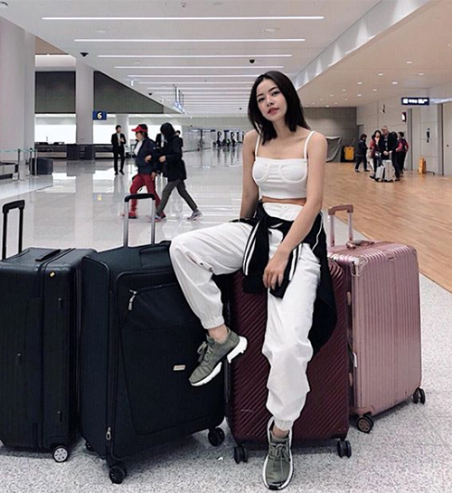 Chi Pu diện cây trắng xì po và sành điệu ra sân bay.