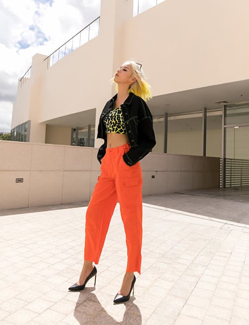 Phí Phương Anh làm tôn lên Mừng SHBET phiên bản mới 2025 bánh mật với xu hướng đồ neon cool ngầu như gái Tây.    