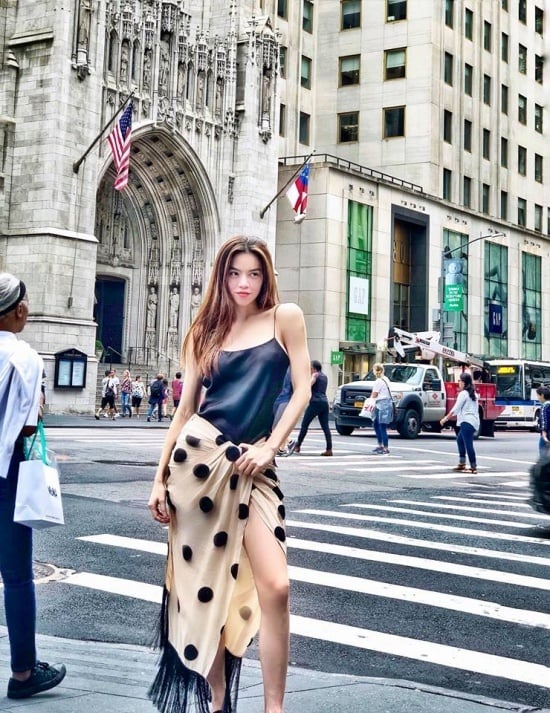 Hồ Ngọc Hà diện áo hai dây nữ tính, gợi cảm, kết hợp cùng chân váy màu nude chấm bi đen của Jacquemus - một thương hiệu thời trang Pháp để dạo phố mà bị nhầm tưởng là quấn khăn và buộc hờ quanh hông. Nữ ca sĩ đã hài hước phản hồi ngay sau đó: 