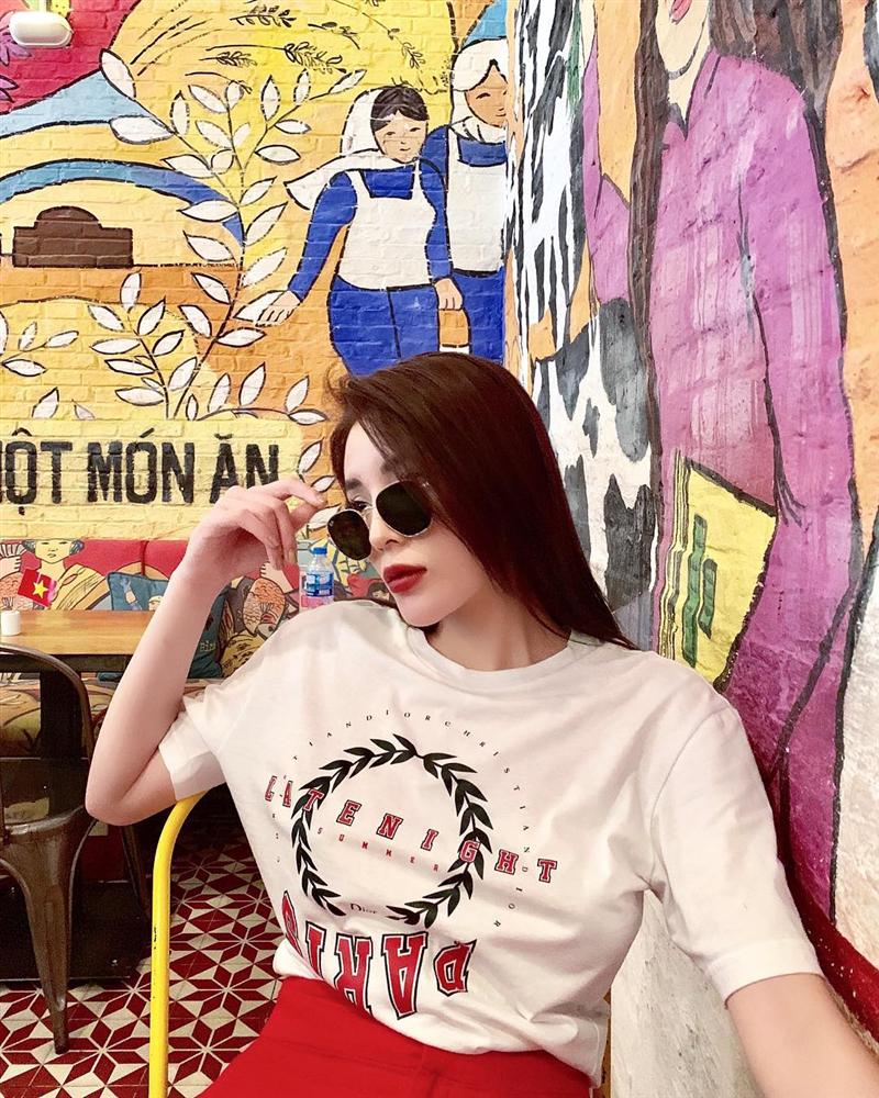 Fashionista như Kỳ Duyên lại đơn giản đến lạ với áo phông và chân váy đỏ.    