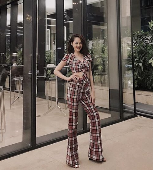 Cây đồ kẻ với croptop và quần ống loe giúp Bảo Anh tôn dáng rất hiệu quả.    