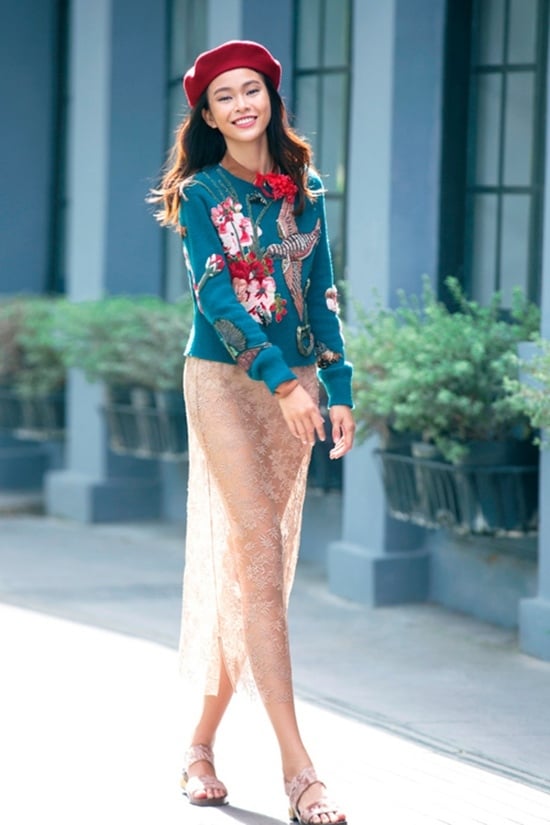 Với chiếc váy xuyên thấu này, Mâu Thuỷ khiến nhiều người nghĩ cô không mặc nội y. Thực tế, hiệu ứng trong tấm hình là do ánh sáng mạnh dễ gây hiểu lầm.    