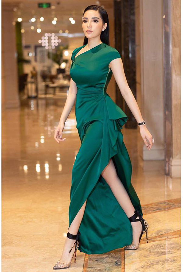 Kỳ Duyên thể hiện sự tinh tế trong cách phối phụ kiện giầy cao gót quấn dây, đồng hồ quai da mảnh đi cùng bộ cánh bất đối xứng.    