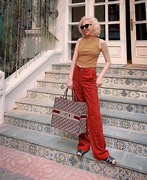 Tóc Tiên phối hàng hiệu và đồ bình dân rất nhuần nhuyễn: tanktop cổ lọ giá 300k của Zara đi cùng túi trăm triệu của Dior.    