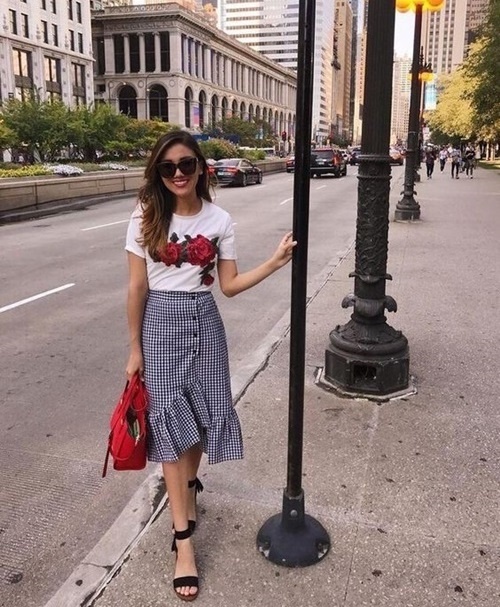 Áo thun in hoa và chân váy bất đối xứng là set đồ hoàn hảo cho những cô nàng nữ tính, ngọt ngào. Sẽ chẳng ai có thể rời mắt khỏi tà váy được cắt xẻ tinh tế, nhấn nhá thêm đường uốn bèo quá đỗi xinh xắn trên váy.     