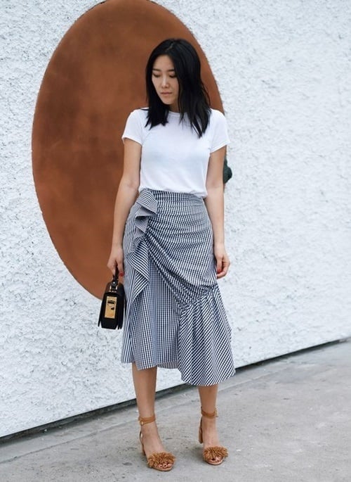 Nếu bạn muốn có một set đồ vừa điệu đà, thanh lịch thì chân váy bèo nhún phối cùng áo thun trơn màu sẽ là gợi ý hoàn hảo.    
