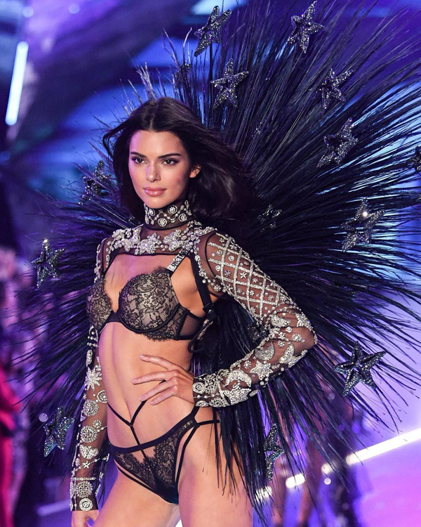 Kendall Jenner trình diễn thiết kế hết sức tinh xảo trong BST Celestial Angels.  