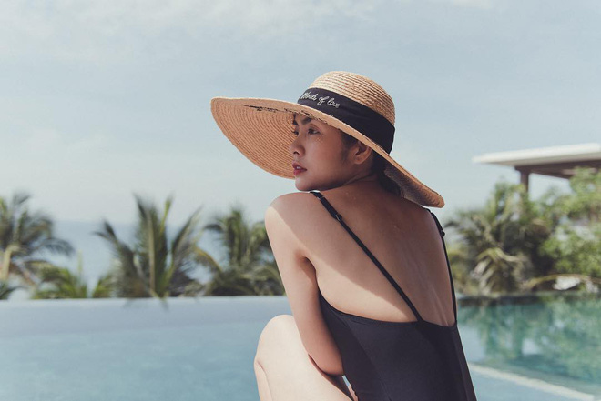 Loạt ảnh diện bikini khoe lưng trần nuột nà từ phía sau khiến dân mạng xuýt xoa.    