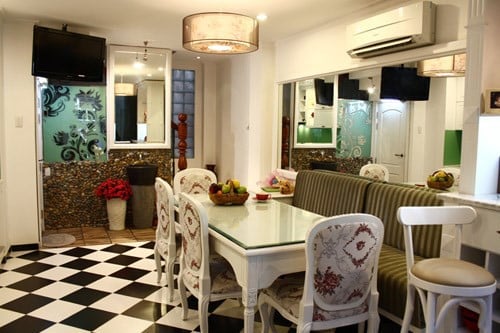 Ngôi nhà của Hiền Thục nằm tại Q3. TP HCM được thiết kế với không gian ngọt ngào và ấm áp. Đây là nơi đã gắn liền với tuổi thơ và quá trình trưởng thành của nữ ca sĩ. Hiện, Hiền Thục sống cùng mẹ và cô con gái Gia Bảo.  