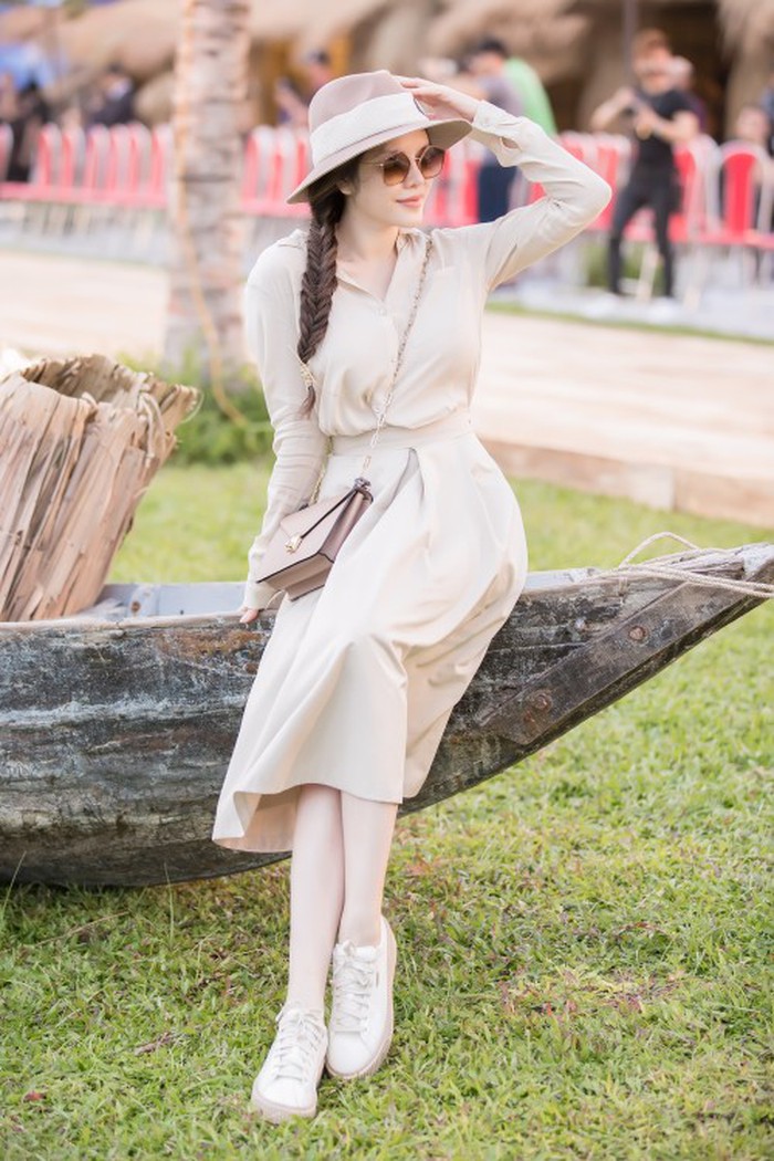 Lý Nhã Kỳ diện đơn sắc nude thu hút bao ánh nhìn tại Hội An, cô chọn Shbet999 com đăng nhập tông nude với nón, giày, túi phối ton sur ton.    