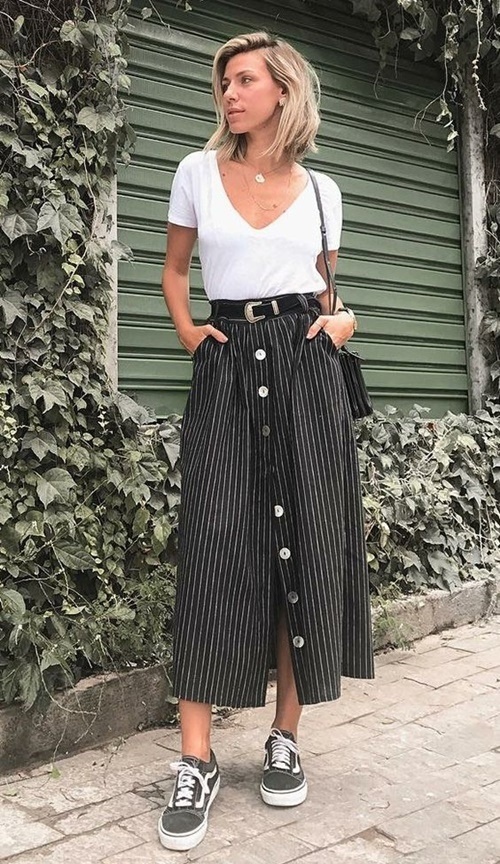Áo thun trơn màu và chân váy cúc trước mang vẻ đẹp cổ điển nhưng vẫn rất trẻ trung và năng động cho người mặc.     