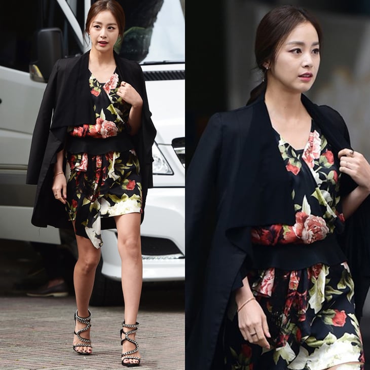 Áo khoác blazer được nàng khoác hờ trên vai kết hợp cùng với chiếc đầm đen với hoạ tiết là những bông hoa đỏ rực lại càng khẳng định phong cách thời trang đơn giản nhưng sang trọng.    