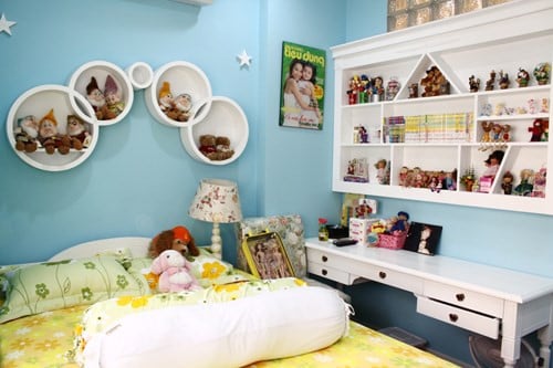 Phòng ngủ của ca sĩ Hiền Thục với tông trắng ngà, điểm xuyến hoa cỏ nhẹ nhàng, trang nhã, không quá cầu kỳ, không nhiều chi tiết, đơn giản như chủ nhân của không gian này.  
