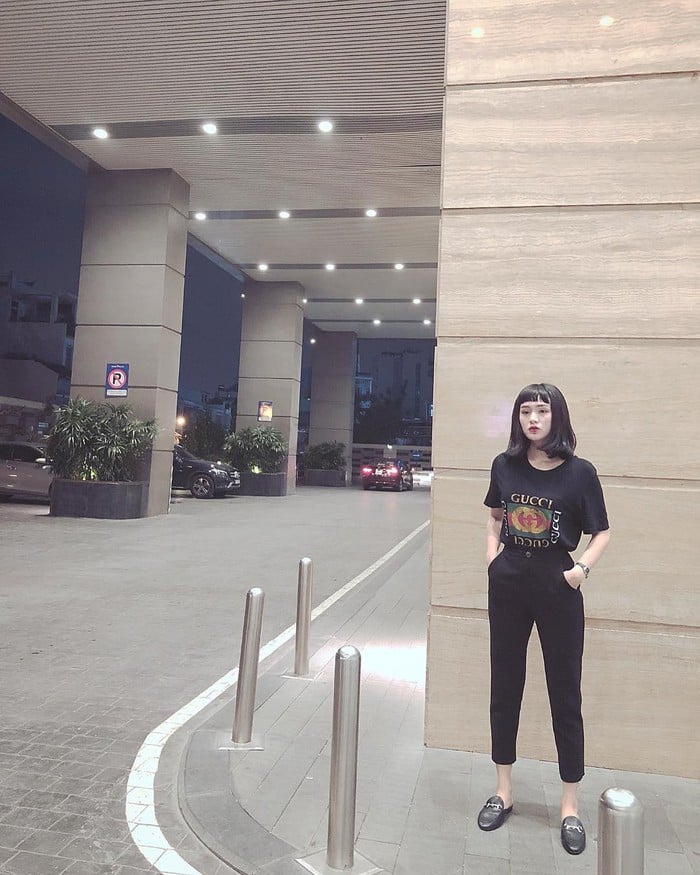 Hiền Hồ đơn sắc đen với áo thun Gucci trên dưới chục triệu đồng cùng quần âu đơn giản.    