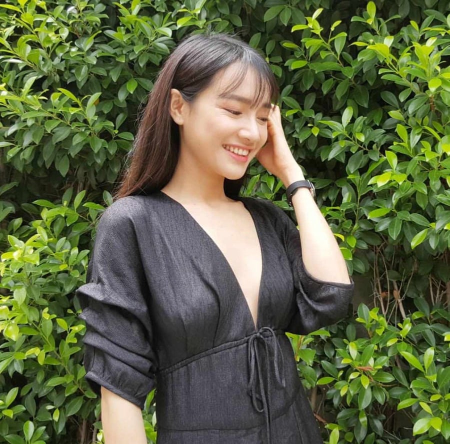 Gần đây, người đẹp mặc đồ có phần táo bạo hơn khi chọn một thiết kế váy có phần ngực xẻ sâu gợi cảm.    