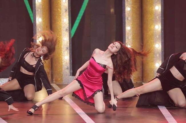 Dù hát dòng nhạc buồn nhưng khi lên sân khấu những bản phối bắt tai được cô biểu diễn ấn tượng, đi kèm đó là những vũ đạo gợi cảm đầy hoang dã và mê hoặc.    