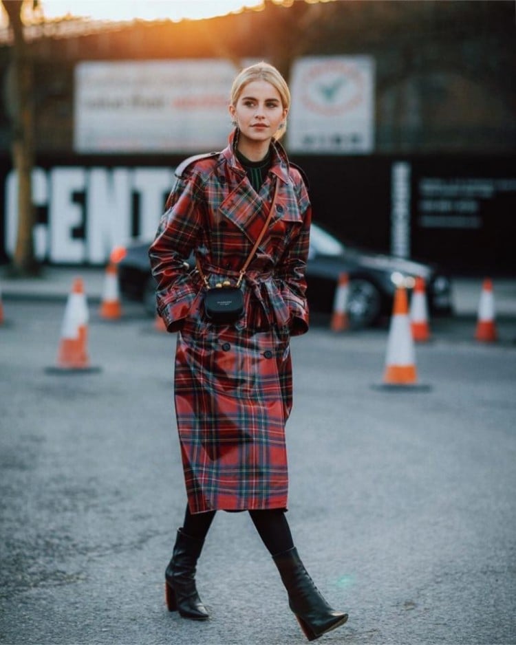 Kết hợp trench coat họa tiết sọc ca rô thời thượng cùng quần jeans và boots cổ thấp là công thức thời trang tuyệt vời  