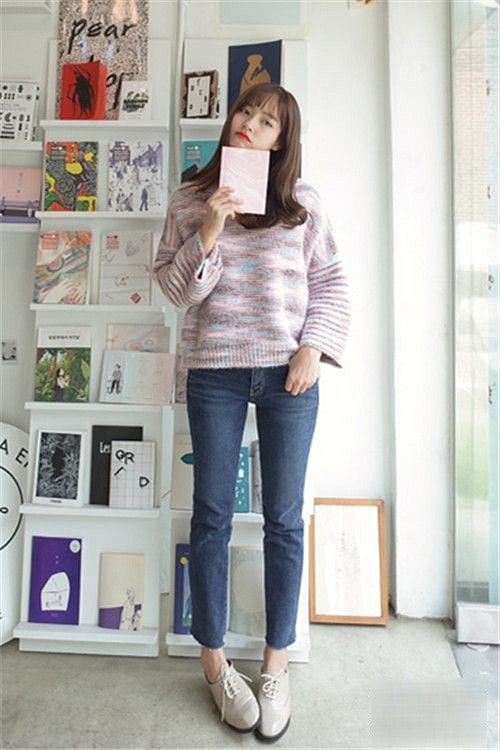Áo len pha trộn màu sắc rực rỡ cũng dễ dàng kết hợp với quần jeans ôm. Một đôi giày Oxford sẽ khiến hình ảnh của bạn pha trộn vẻ đẹp nữ tính và chút cổ điển, thanh lịch.    