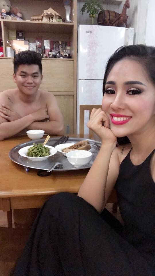 Lê Phương thường xuyên được ông xã nấu cho những món ngon sau khi đi làm về.    
