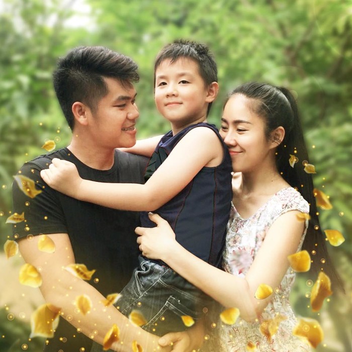 Trung Kiên rất thương Cà Pháo con riêng của vợ và bé cũng rất quý anh.    