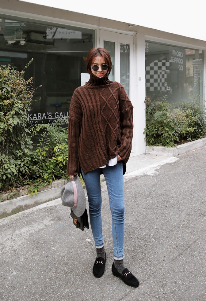 Với những chiếc áo len cổ lọ oversized có chiều dài trùm mông, bạn có thể tha hồ diện cùng legging hay jeans vừa đẹp, vừa cá tính lại chẳng sợ bị 